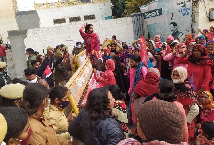 Anganwadi workers demonstrated outside the residence of Power Minister in Sirsa of Haryana
