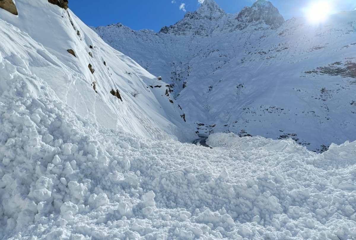 Uttarakhand Weather Update today: weather clear after heavy snowfall in high Himalayan regions, avalanche risk increased