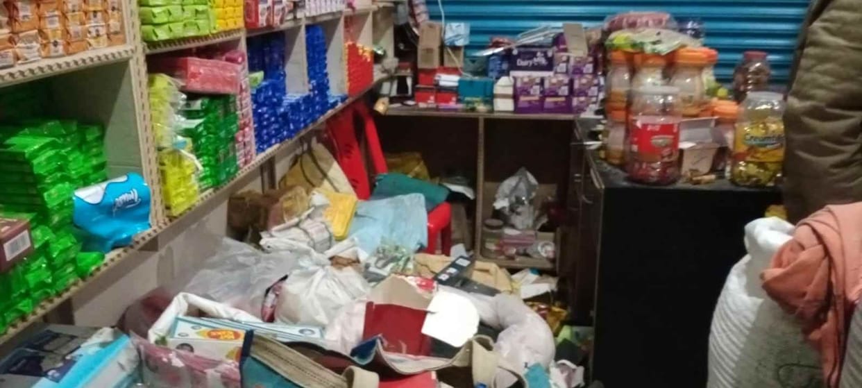 Thieves clean their hands in the grocery store