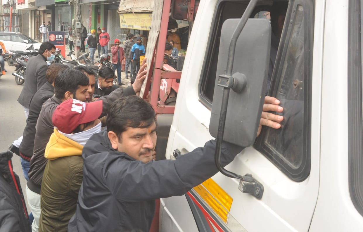 Scuffle for lifting lawyer's car at Bajrang Bhawan