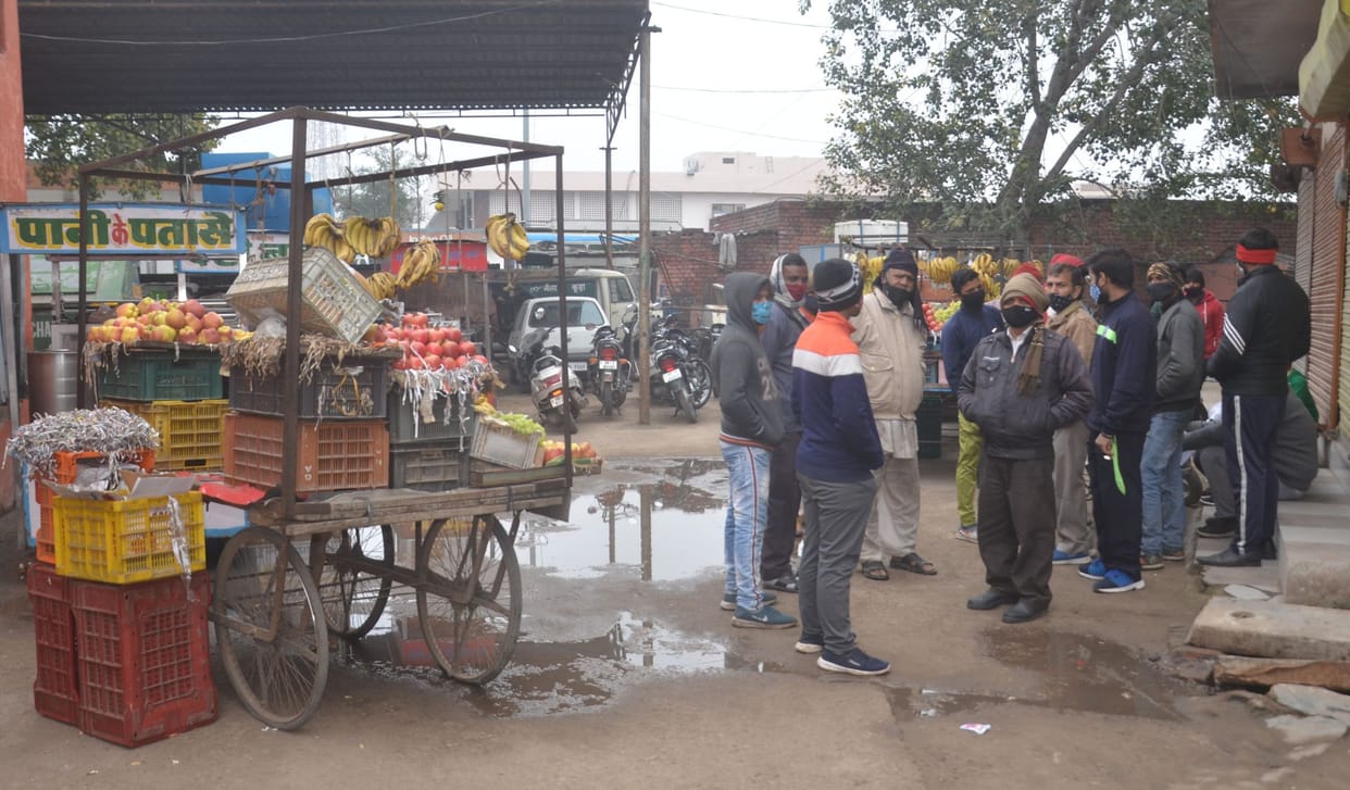 Despite the ban, street vendors were put on the bus stand road, city council seized eight