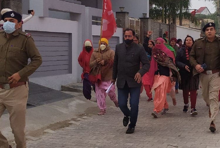 Anganwadi workers demonstrated outside the residence of Power Minister in Sirsa of Haryana