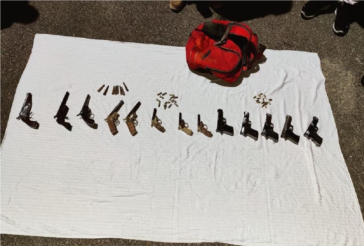 Encounter between police and arms smuggler in Delhi Rohini area criminal arrested cartridges and pistols recovered