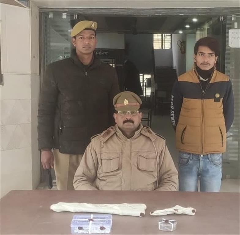 Hathras: Accused arrested including stolen jewelery, pistol also recovered