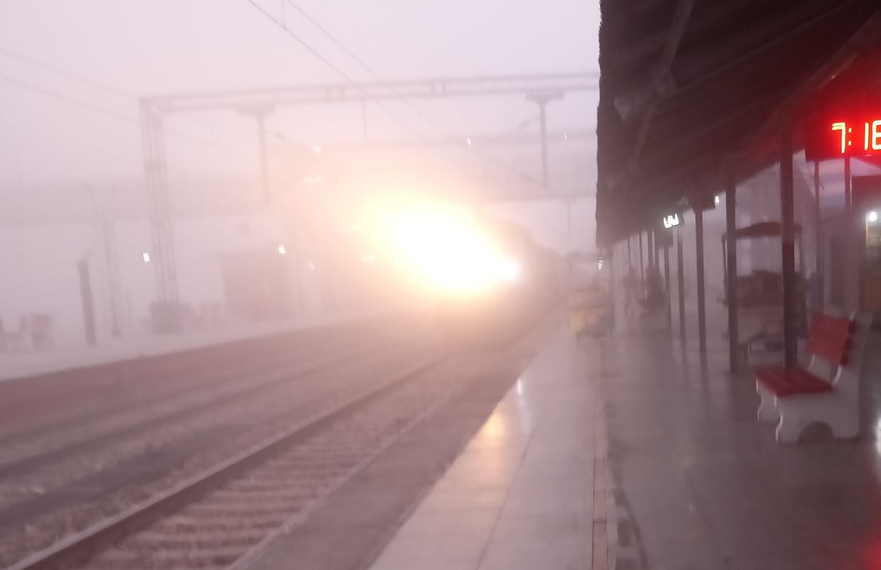 Fog stopped the speed of trains