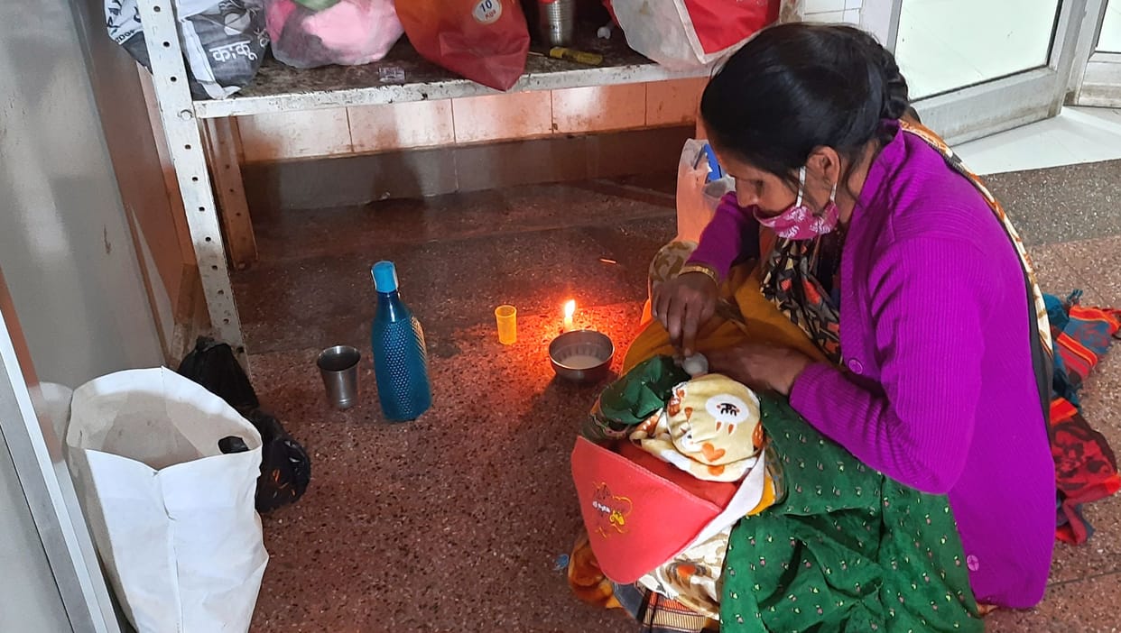 government hospital pithoragarh: Milk is getting hot on candle flame