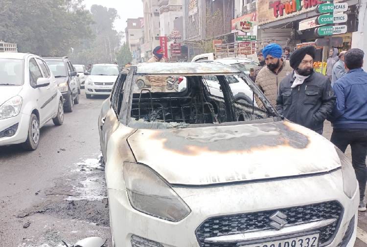 Car parked on road suddenly started burning in Ludhiana