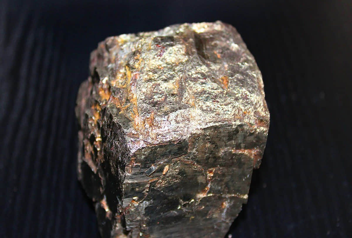 scientists found hidden clue of life from huge black meteorite from mars