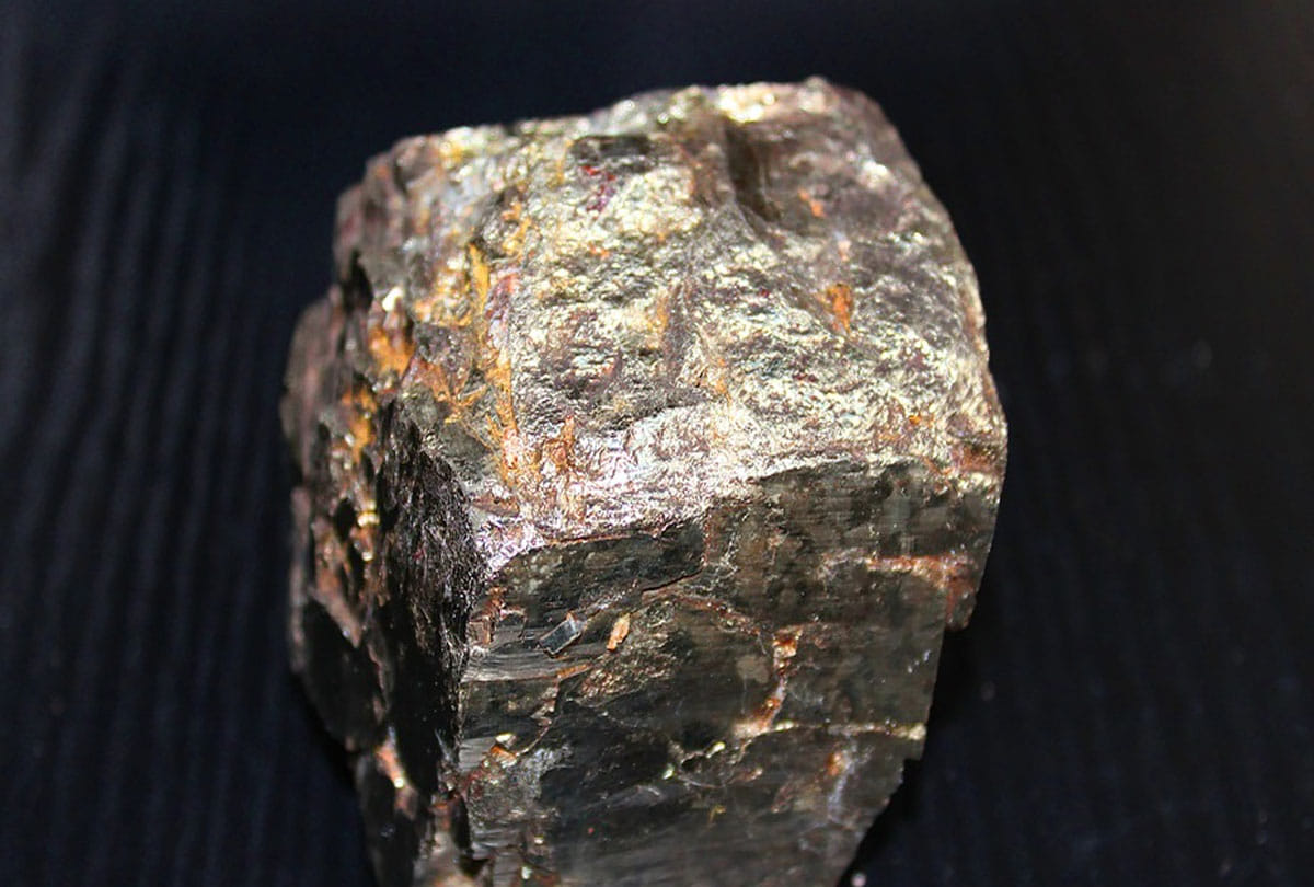 scientists found hidden clue of life from huge black meteorite from mars