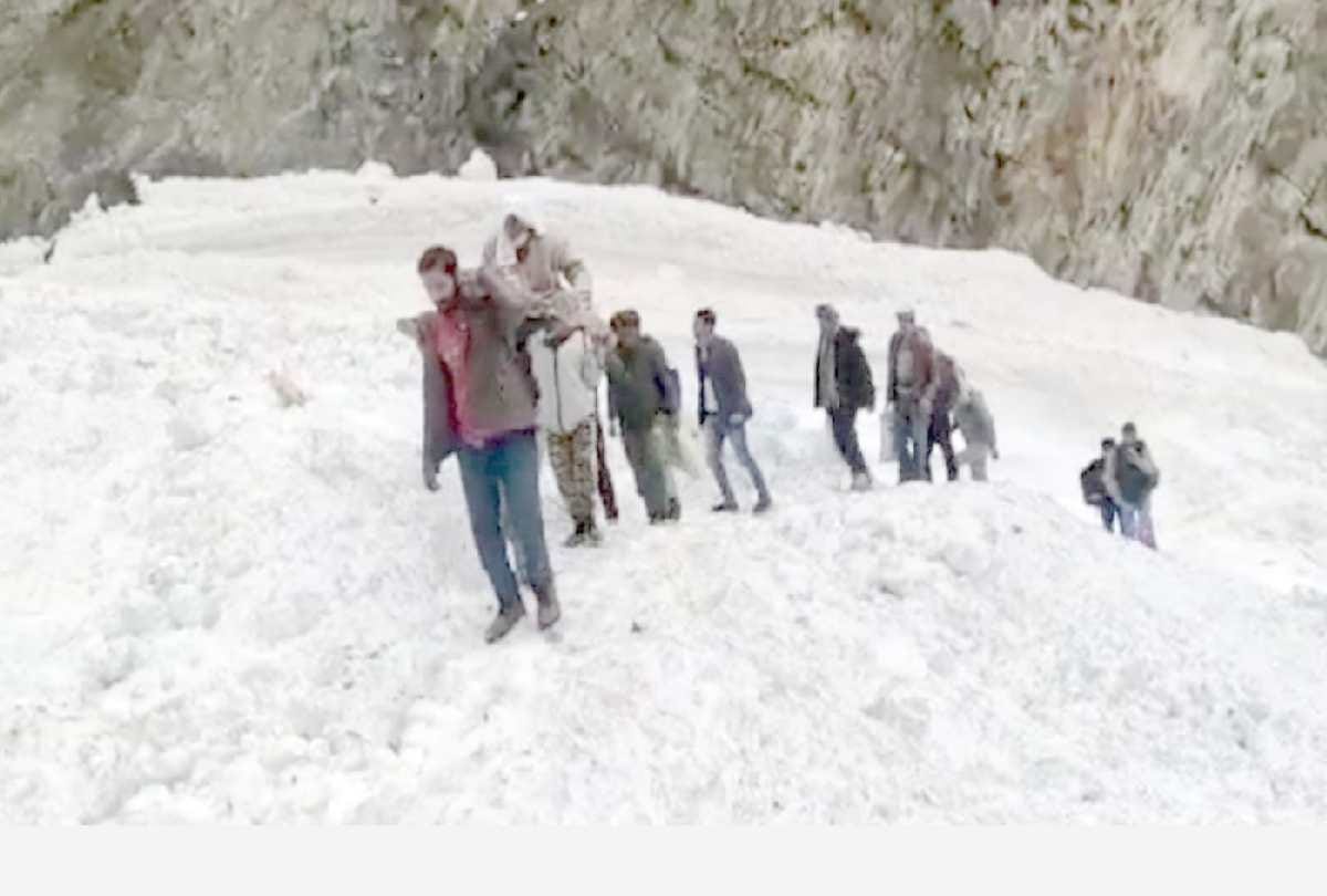 Crossing two glaciers in a palanquin, a sick elderly person was taken to the hospital in chamba, Difficulties increased due to snowfall