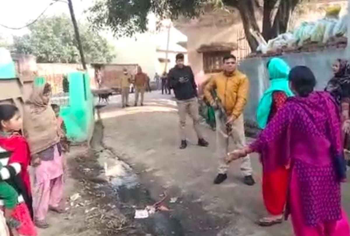 Hardoi: Policeman targetted rifle at women, video went viral