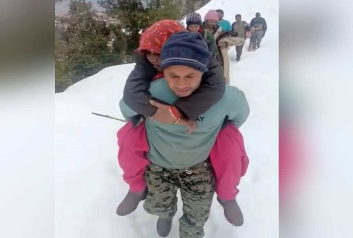 Sirmaur: A patient reached Haripurdhar by walking 12 km amidst snow