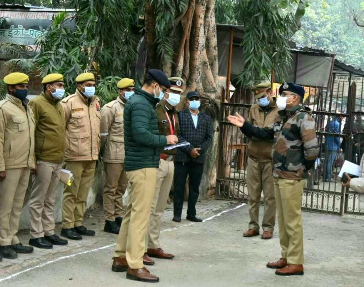 Varanasi police commissioner surprise inspection at police office warned babus of laxity in work 