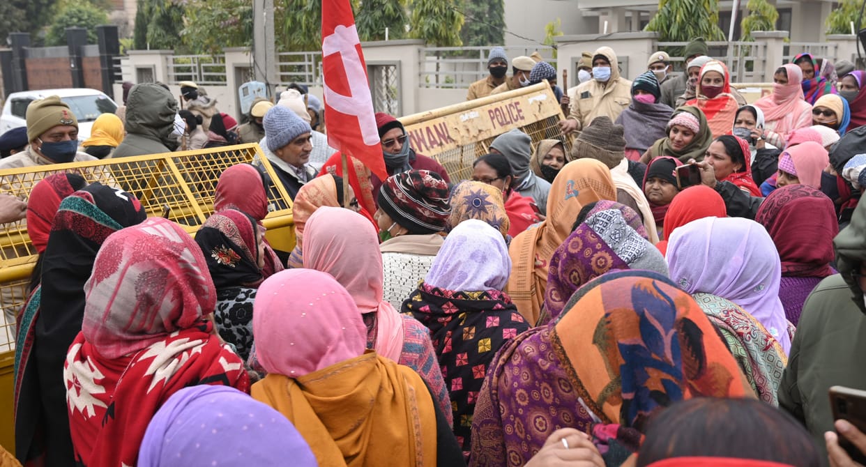 Anganwadi workers staged a ruckus near the Agriculture Minister's residence