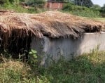 गांवो मे बनाए बंकरो पर मोंटी नही होने पर ग्रामीणा ने घास से ढक रखे