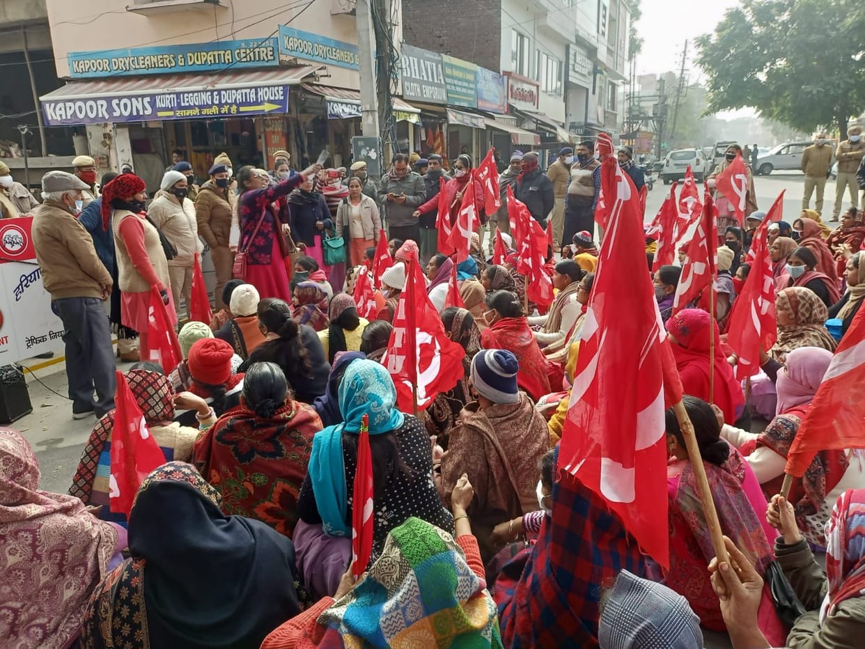 The workers who came to the gherao did not get the MLAs, sat on the dharna there
