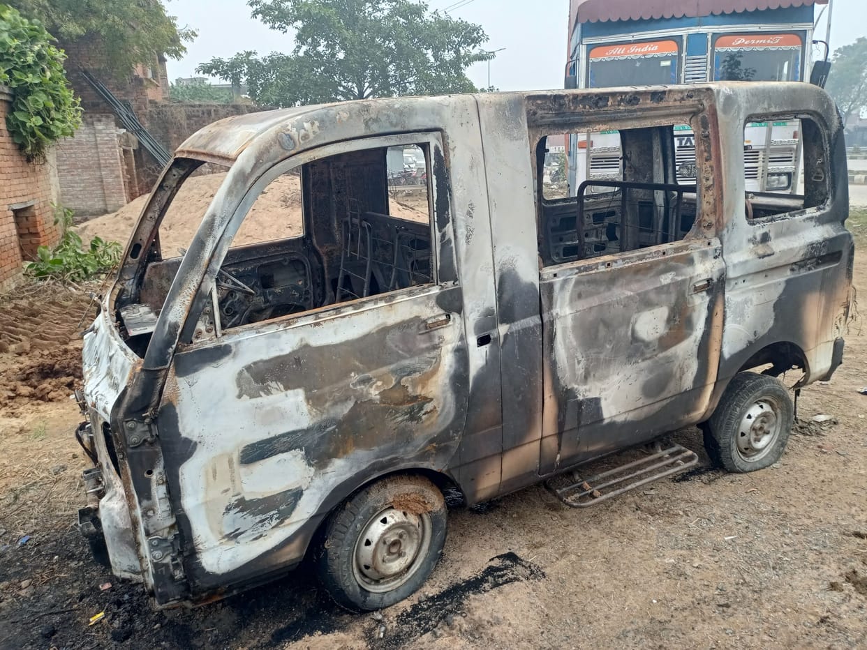 Magic car set on fire for not opening the door of the house in Mungisapur