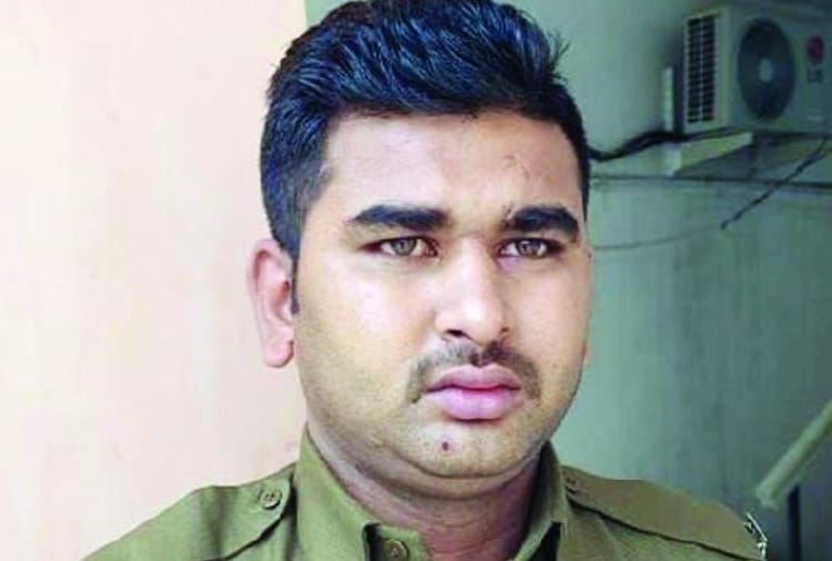 Fake police personnel made to persuade girlfriend, caught