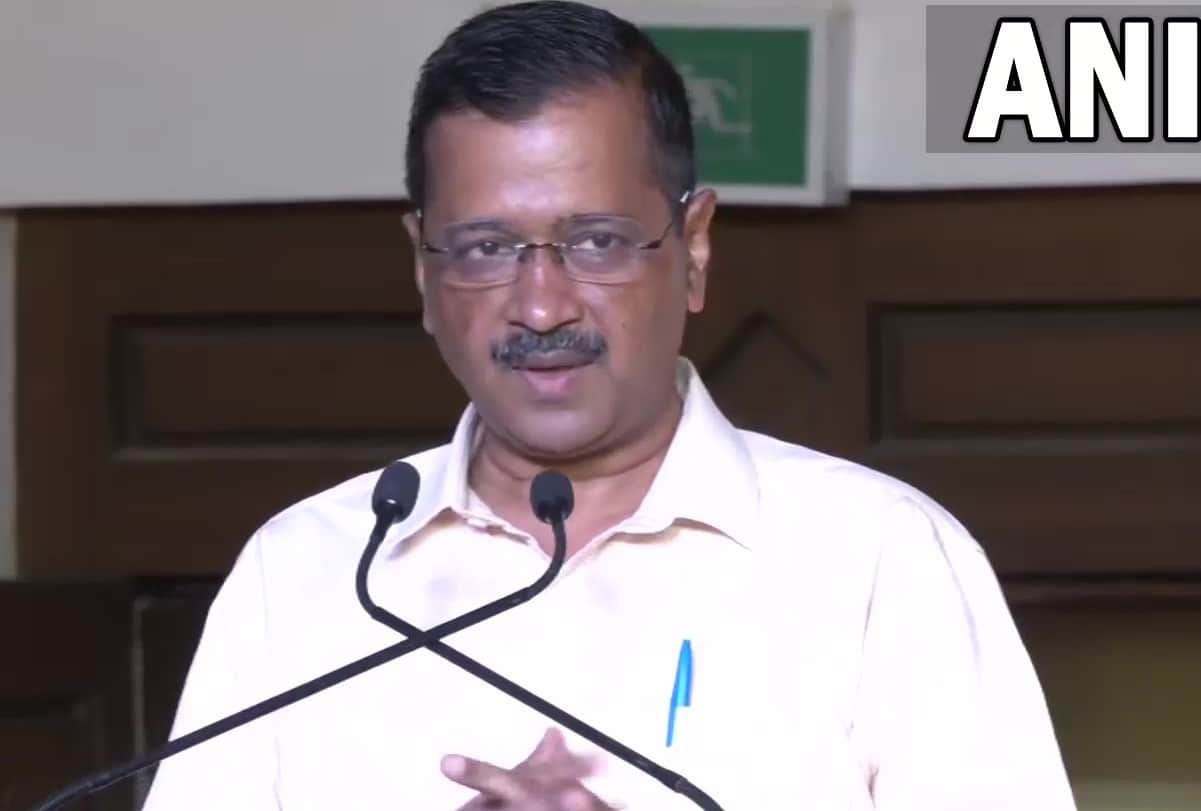 Arvind Kejriwal slams BJP for use and throw policy towards Parrikar family invites Utpal to join AAP for Goa poll