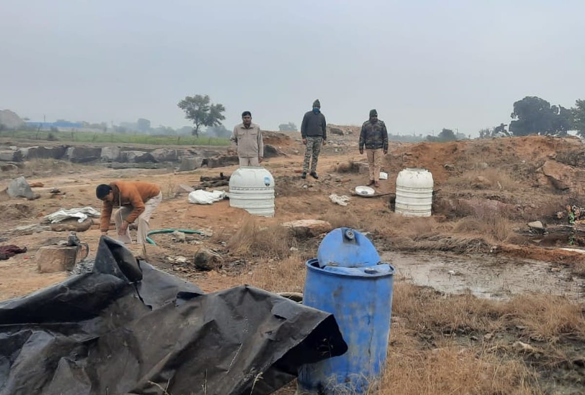 Chhatarpur: Police raid on illegal liquor hideout, 2 thousand liters of lahan destroyedरा