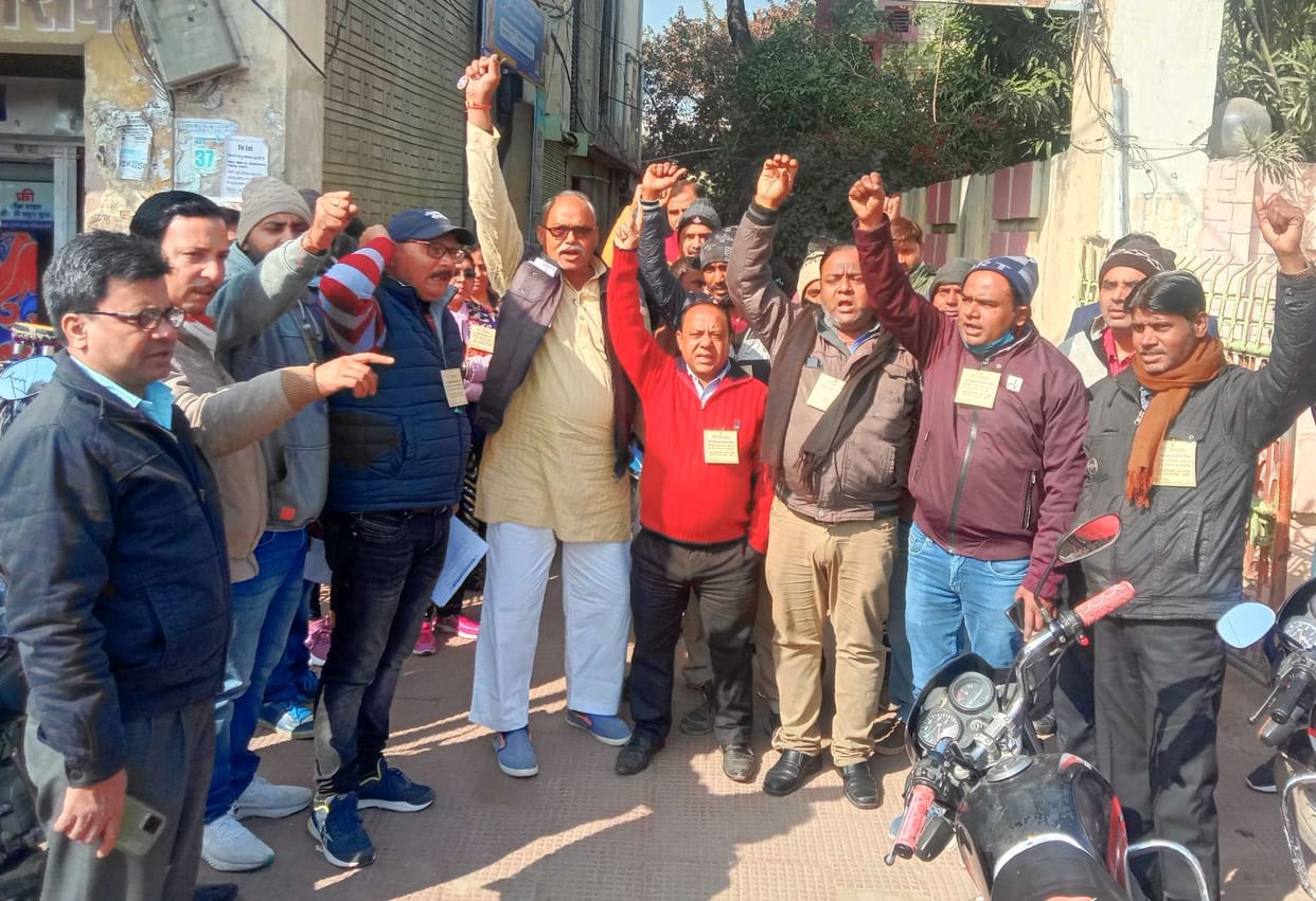 Insurance workers demonstrated against privatization