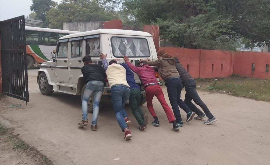 Hathras: Ambulance stuck for a long time with patients