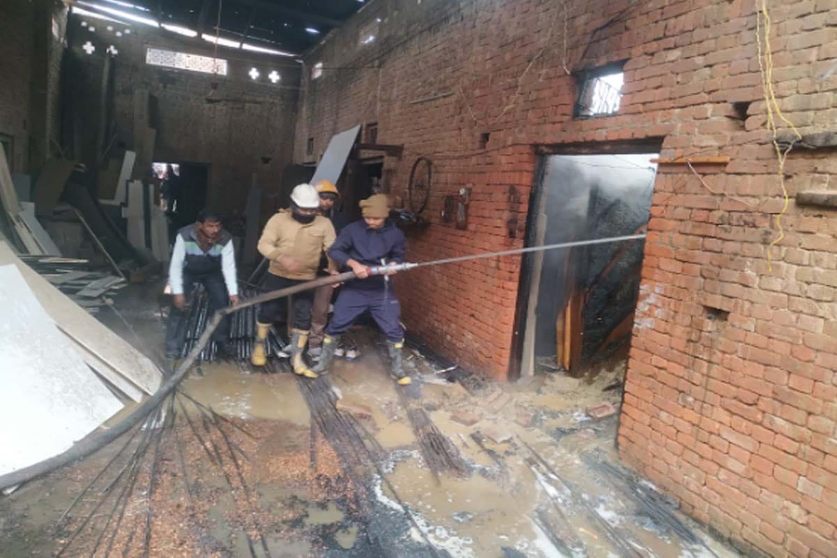 Baghpat: A huge fire broke out in a wooden warehouse in Baraut