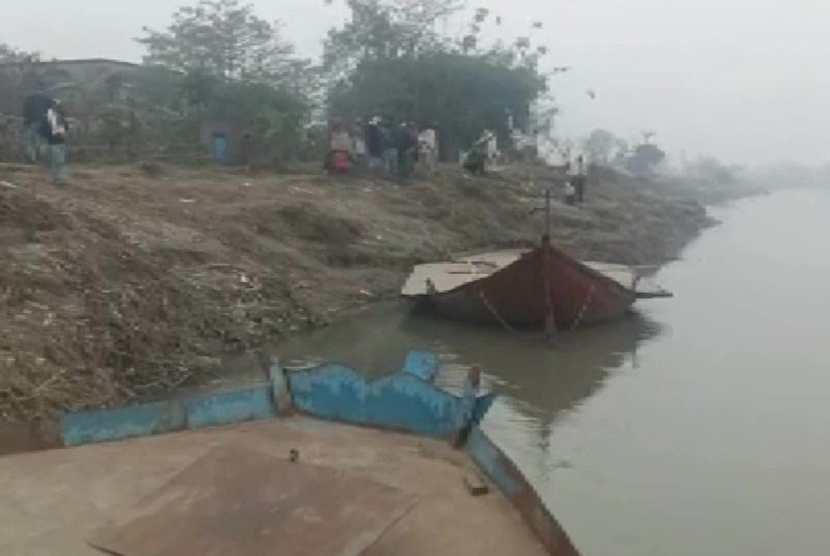 Big accident in Bettiah Bihar tractor loaded on boat drowned in river body of a woman recovered 4 missing including tractor driver
