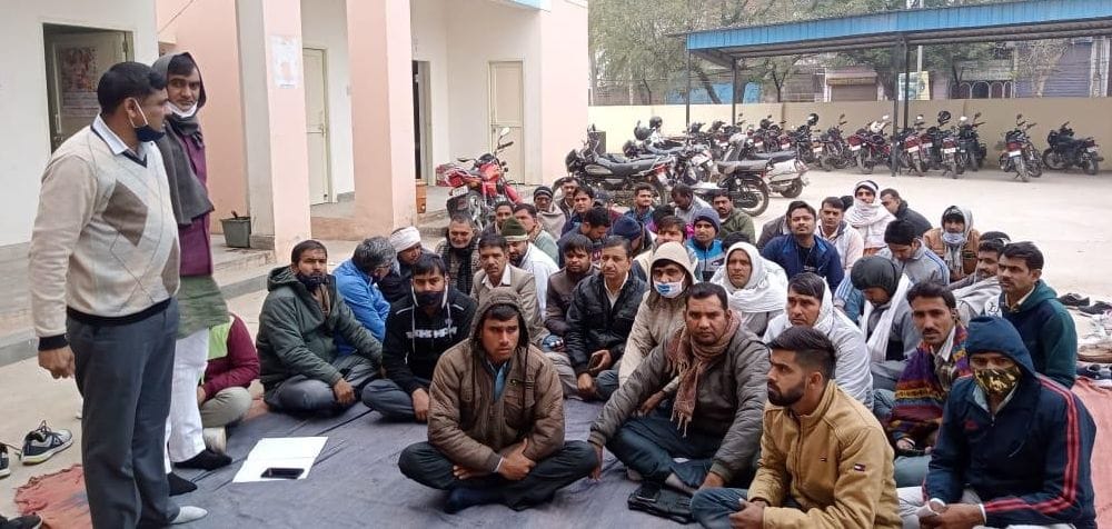 Electricity workers staged a sit-in, will sit on a dharna for the whole day from today