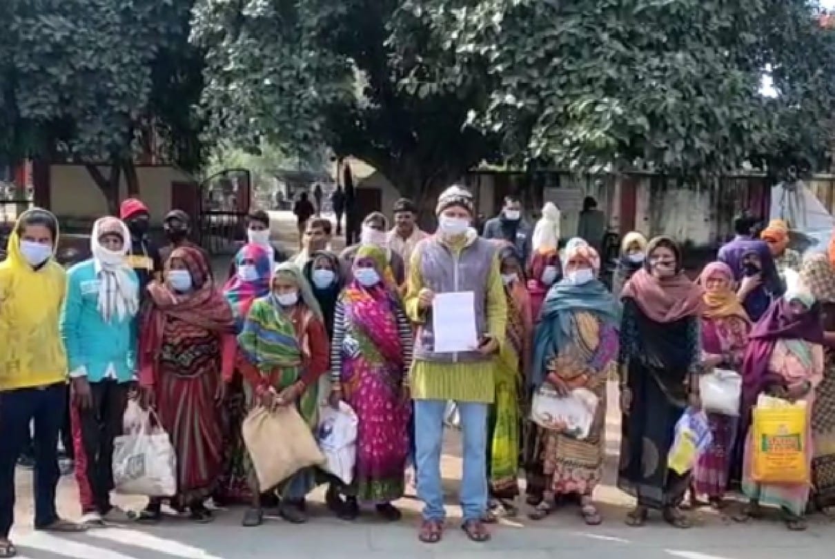 Chhatarpur: Villagers submitted memorandum against rigging in ration distribution, Dalit women said - caste words are said on asking for ration