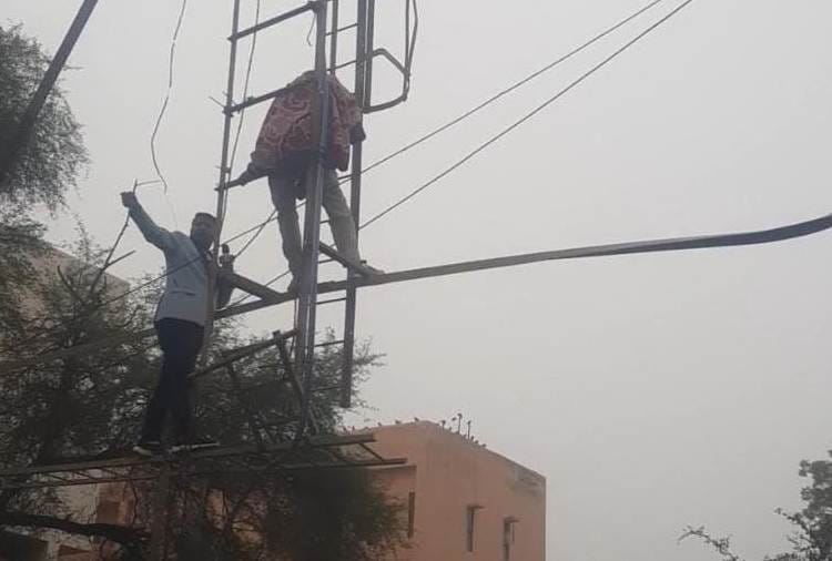 Farmer climbs tower in Hisar of Haryana