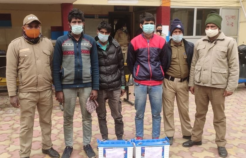 Three youths arrested for robbing e-rickshaw driver