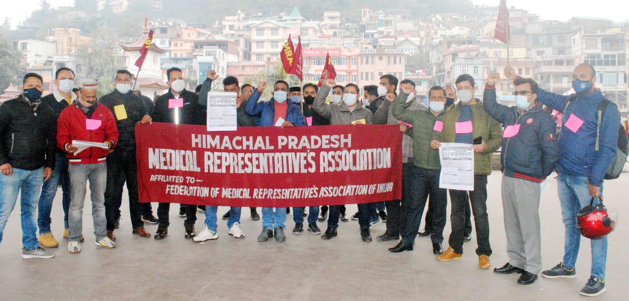 The Medical Representatives Association raised slogans regarding the demands.
