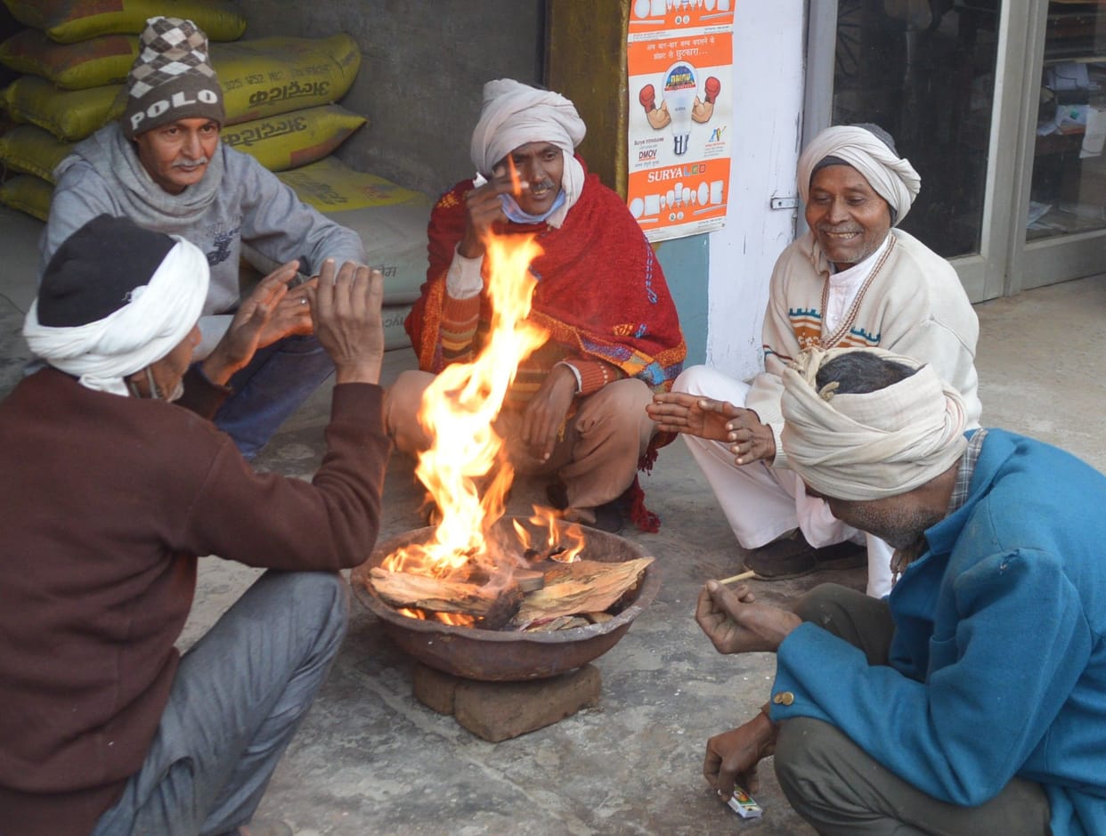 Hathras: People's life chilled in cold wave, vehicles crawling on the roads