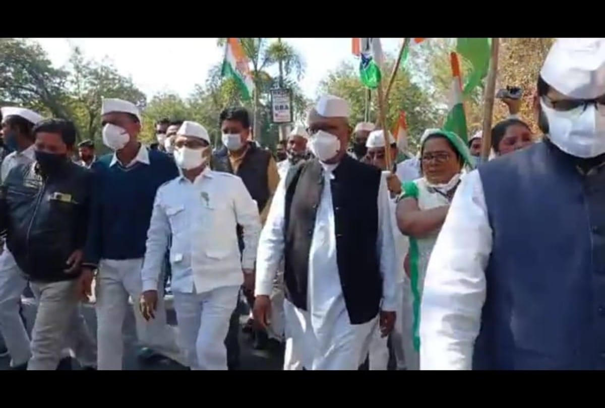 Bhopal: Seva Dal took out a rally against the government, former CM Digvijay Singh again surrounded the government