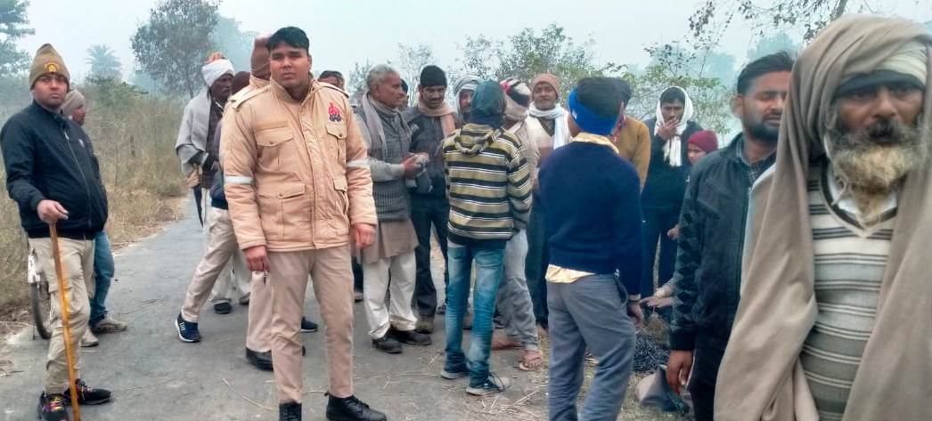 woman dive in hazara cenal, saved by policemen and peoples