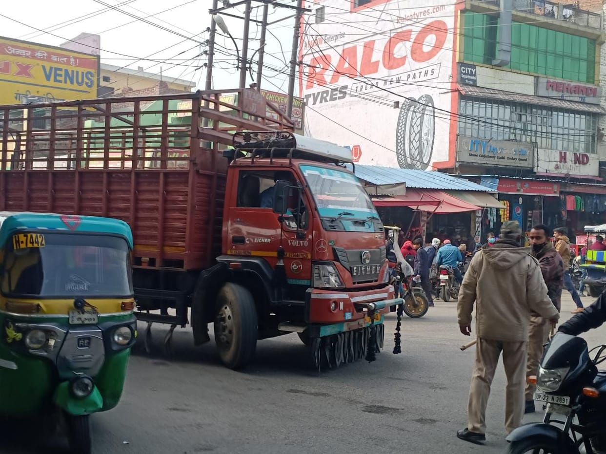 Vehicles coming from the direction of Delhi removed from Hasanpur by diverting the route