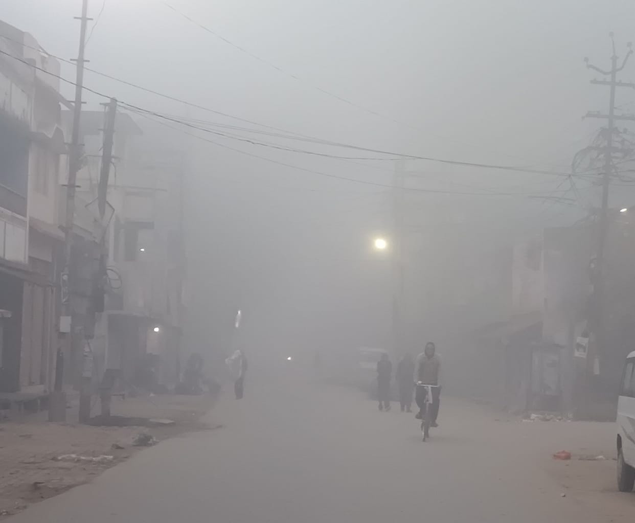 Fog and cold wave chilled, people were helpless