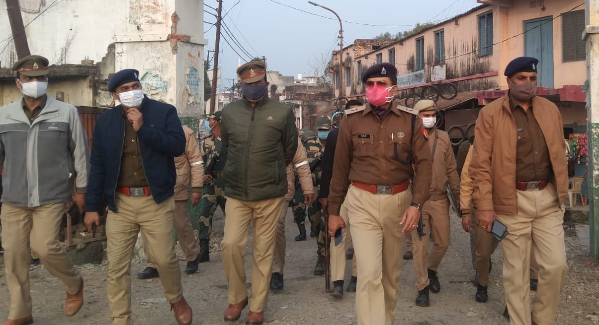 Paramilitary forces took out flag march