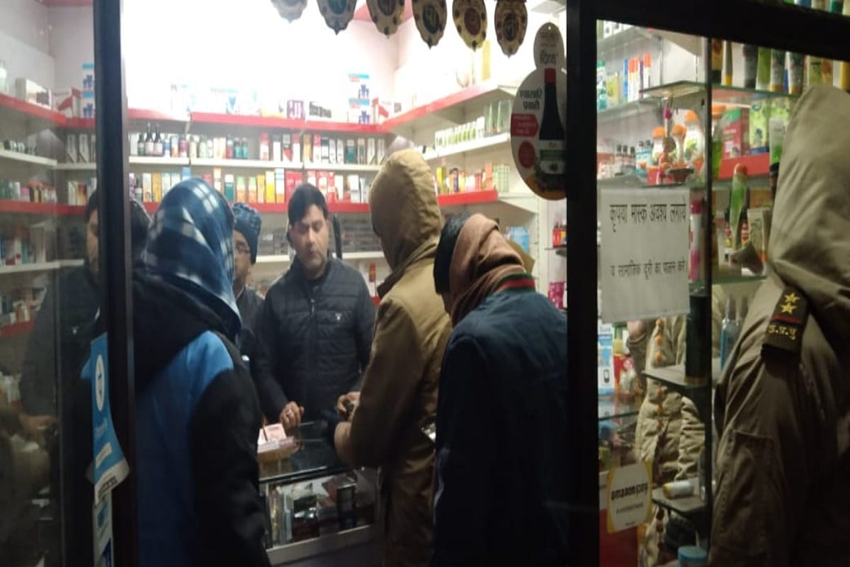 Meerut News: The miscreants robbed 20 thousand rupees in cash and gold chain from the medical store