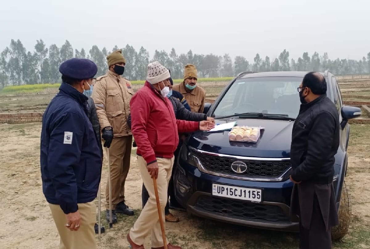 Shahjahanpur news 515 grams of gold bangles recovered from a car going from Meerut to Hardoi