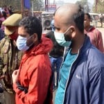 Prayagraj News :  रोजगार की मांग को लेकर मुंडन और पिंडदान का प्रयास करने वाले युवाओं को पुलिस ने हिरासत में लिया।