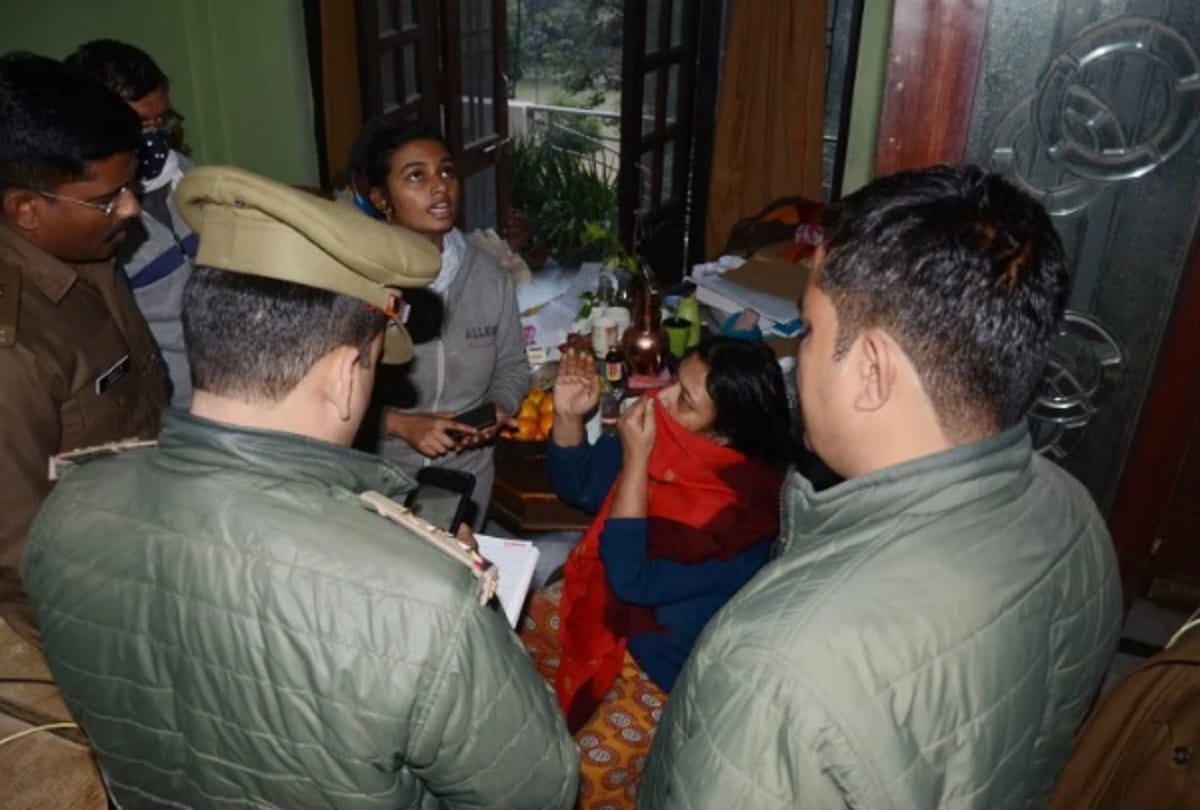 Entering the house in broad daylight, the mother and daughter were robbed of 10 lakhs with a knife