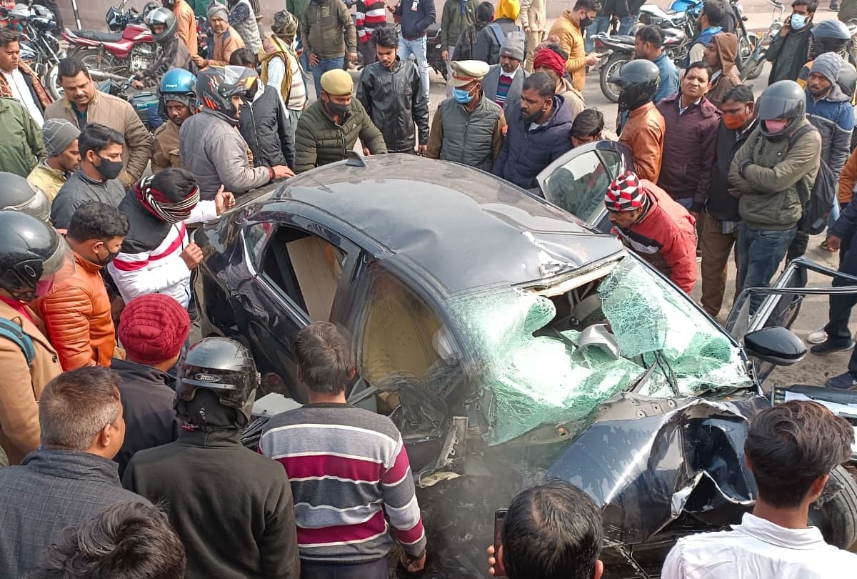 Three died in an accident on 1090 Lucknow.