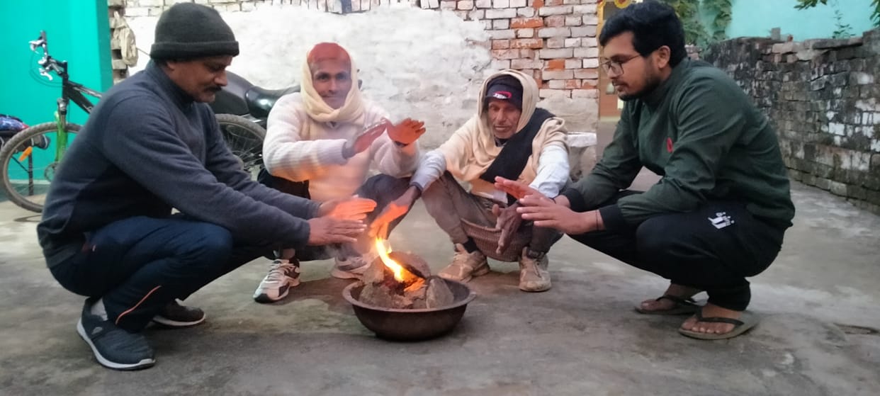shaam dhalane ke baad badhee galan, gharon mein dubake log