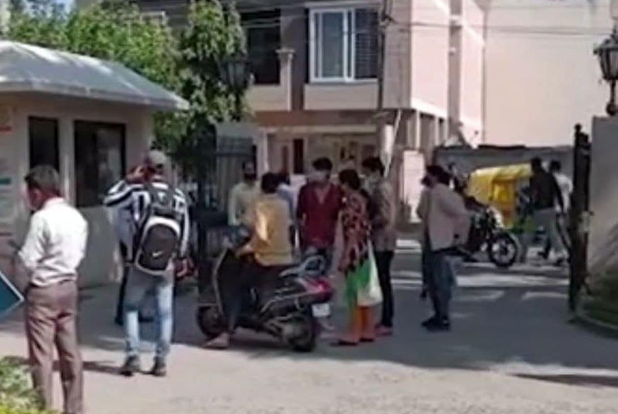 Indore: Uproar during the shooting of the film Hide and Seek in the hospital after Christian College, the relatives of the patient allege