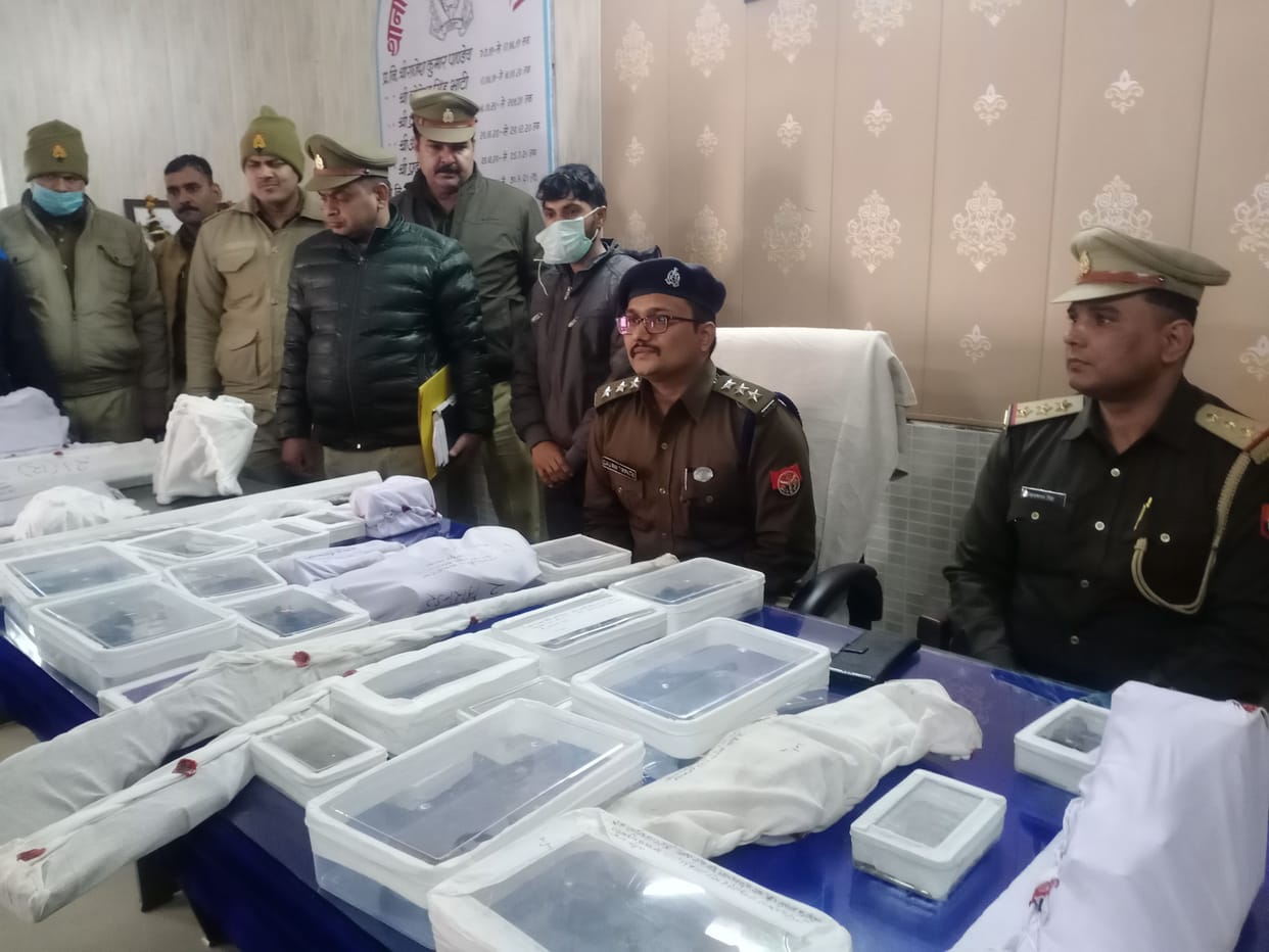 Mathura: Govardhan police caught illegal arms factory, recovered firearm, gun and cartridges
