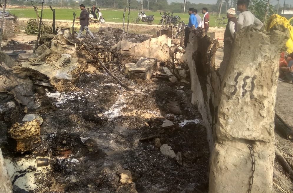 fathepur news,Lakhs of cash and goods burnt to ashes due to fire in the hu