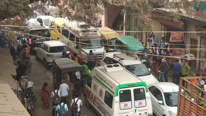 The identity of Mungarabadshahpur has become the jam on the railway crossing