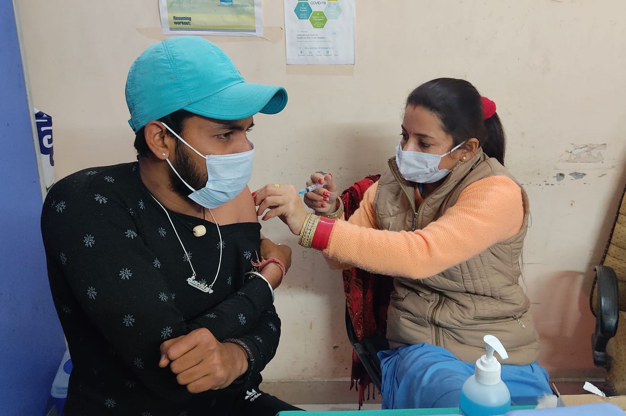 Students of government school Jakhal behind in vaccination, Tohana came forward